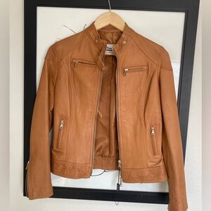 Vera Pelle Brown Leather Jacket with Stand-Up Collar and Fitted Silhouette